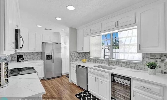 Lighthouse Point House | Lighthouse retreat - 5BR-Pool