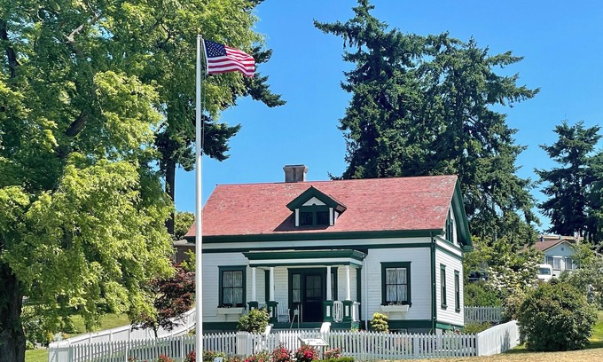 Tacoma House | Lightkeeper's Cottage on Puget Sound n'One of Finest in U.S.'