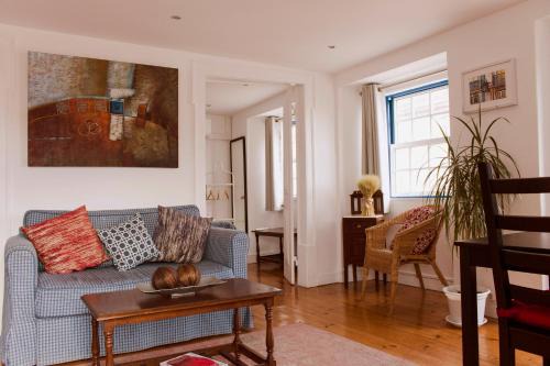 Santos Apartment | Like Home by Madrabica