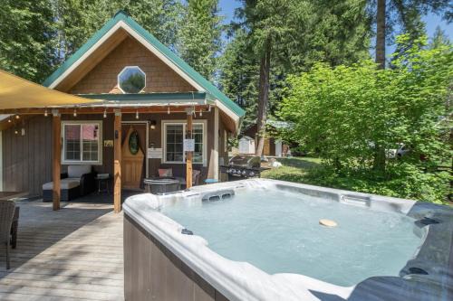 Ardenvoir Cabin | Lil Bigfoot Chalet by NW Comfy Cabins