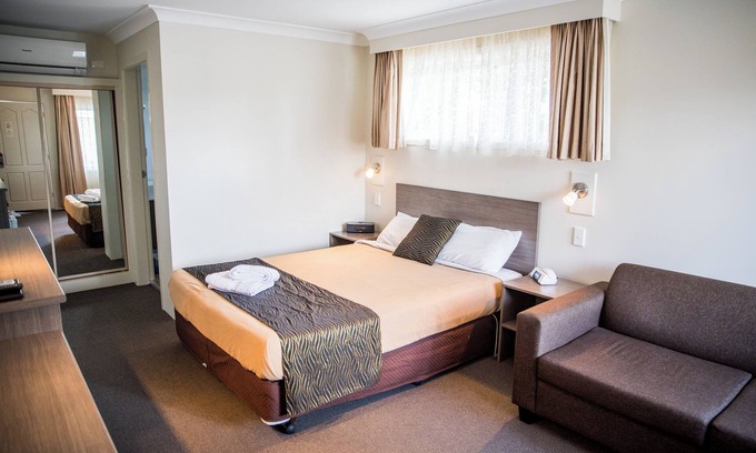 Goulburn Bed & Breakfast | Lilac City Motor Inn Deluxe Queen Room 18