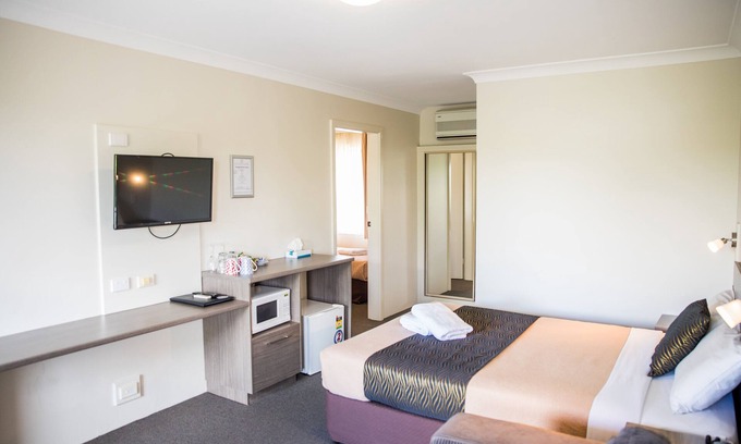 Goulburn Bed & Breakfast | Lilac City Motor Inn 2 Room Family 27