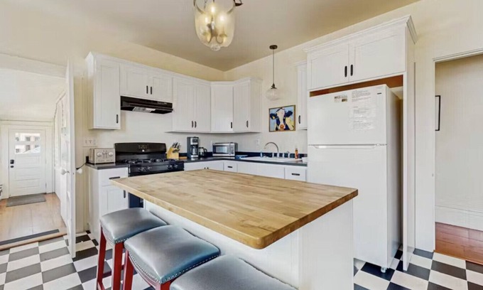 Old Town Eureka Apartment | Lilac Victorian Upstairs-Water-View Retreat in the Heart of Old Town