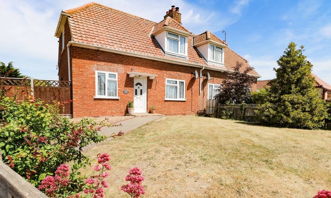 Methwold Cottage | LILLIES PAD, pet friendly, character holiday cottage in Feltwell