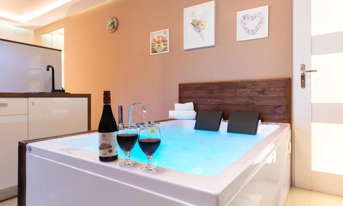 Michalowice Apartment | Lilly De Luxe Apartment with jacuzzi