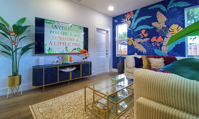 Hobe Sound House | Lilly Pulitzer Inspired 5 mins Beach Pet Friendly EV Charger Smart Tropical Home