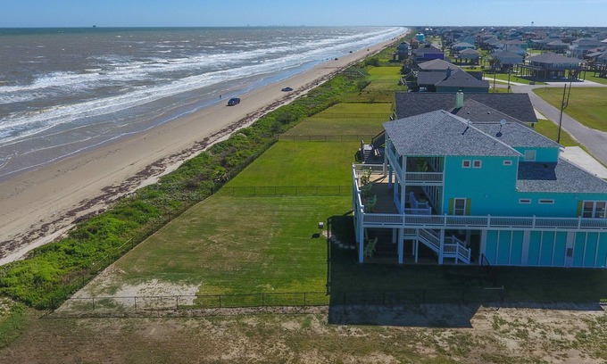 Port Bolivar House | LIME IN THE COCONUT IS BEACH FRONT! COME SOCIAL DISTANCE WITH US!