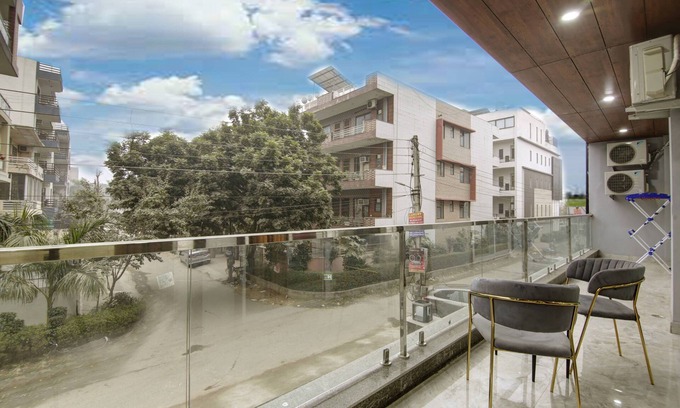 Gurugram Apartment | Lime Wood Stay Near Huda City Centre