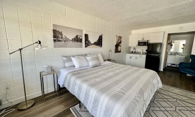 Cedar Falls Apartment | Lindell - Updated Downtown Cedar Falls Studio With Free Gated Parking!