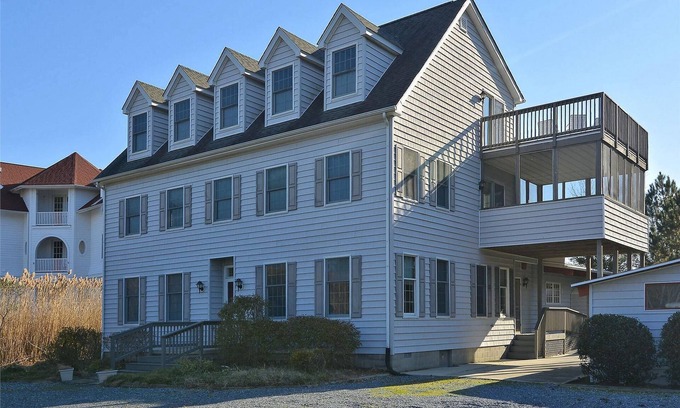 North Shores House | LINENS & DAILY ACTIVITIES INCLUDED*!. PRIVATE BEACH/COMMUNITY POOL/SLEEPS 18