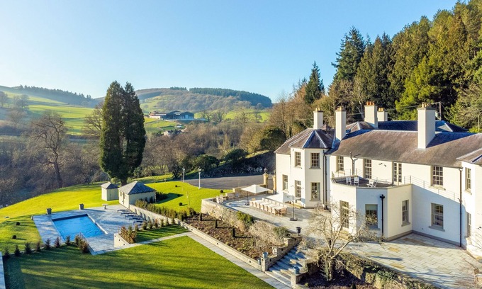 Aymestrey Cottage | Lingen Hall is an opulent luxury retreat in a truly tranquil setting, sleeping up to 26