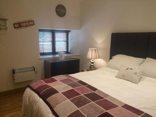 Malmesbury Hotel | Linnaea House Rooms