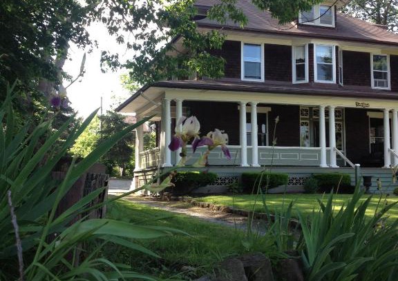 Niagara Falls Bed & Breakfast | Lion's Head B&B