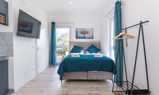 Rommelhausen Apartment | LiT LiVING: Luxus | Box SprIng | Kitchen | Parking