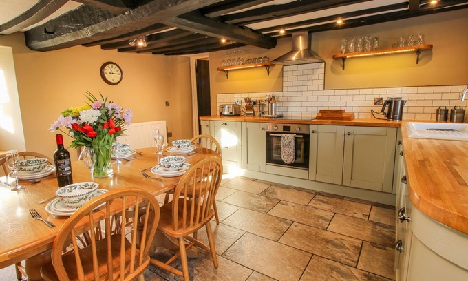 Clun Cottage | LITTLE BICTON, pet friendly, with hot tub in Clun