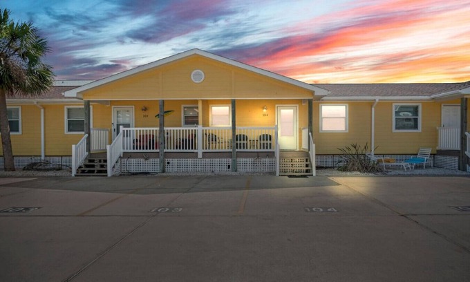 Port Aransas Apartment | Little Cayman Close to Port Aransas Beach