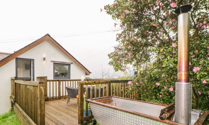 Liskeard Cottage | LITTLE FURSDON APARTMENT, pet friendly, with hot tub in Pensilva
