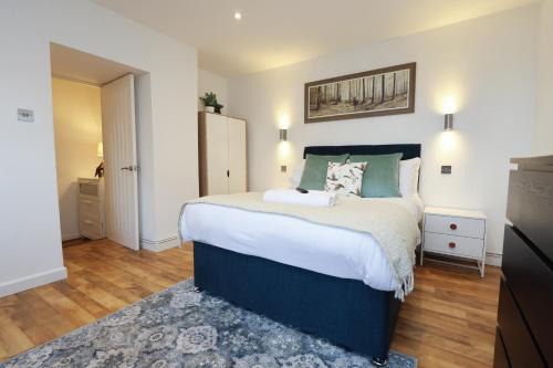 Saint Briavels Apartment | Little Gem in the Forest of Dean! Hot tub, Private garden, Dog Friendly, Smart TVs and Beautiful Historic Village Location!