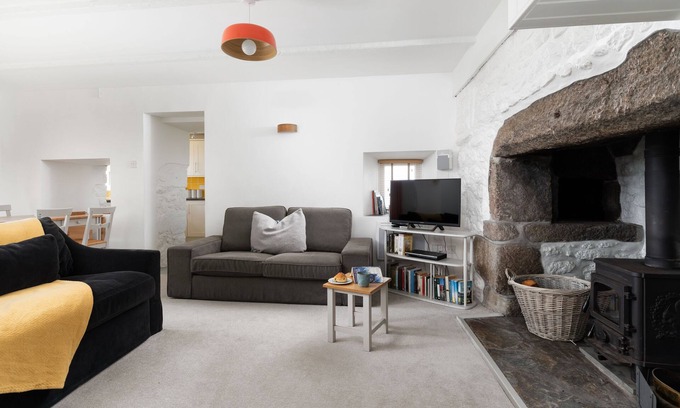 Penzance Cottage | Little Gwenver - character Cornish cottage above stunning beach, dog friendly