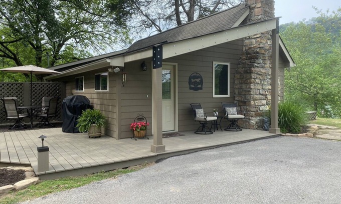 Lookout Valley Neighborhood Association House | Little house on the river