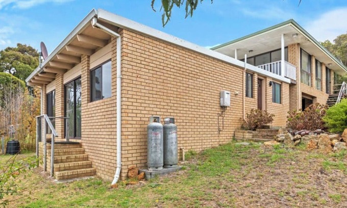 Albany Apartment | Little Innes - affordable accommodation with a view