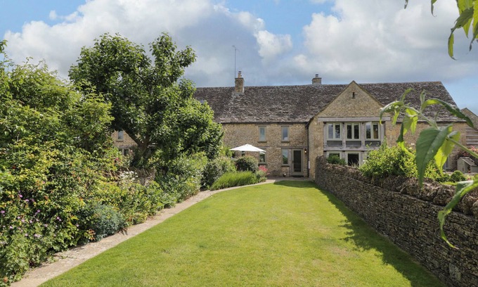 Burford House | LITTLE OWL BARN, pet friendly, with a garden in Burford