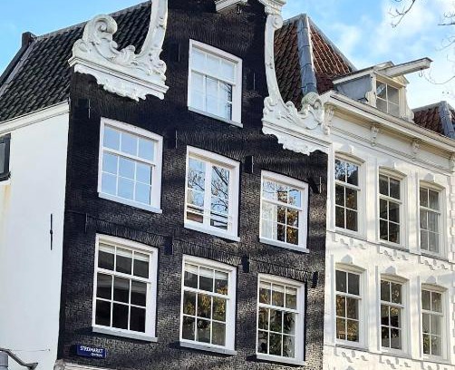Burgwallen Nieuwe Zijde House | Little Tulip