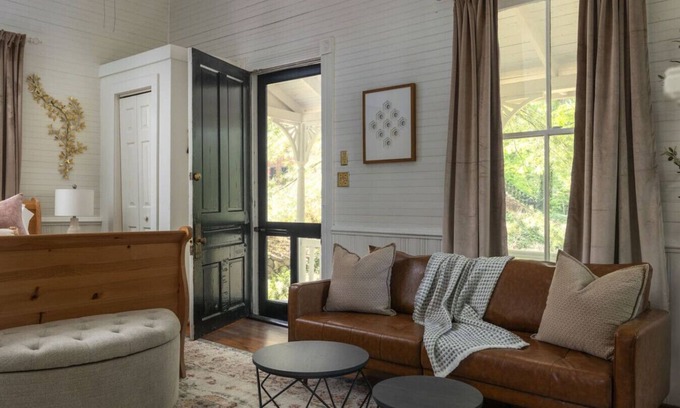 Old Irving Park House | Little White House Studio w/Full Kitchen