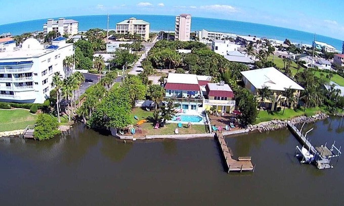 Crescent Beach Apartment | Live like in Paradise directly on the Banana River with Pool 150m to the Beach