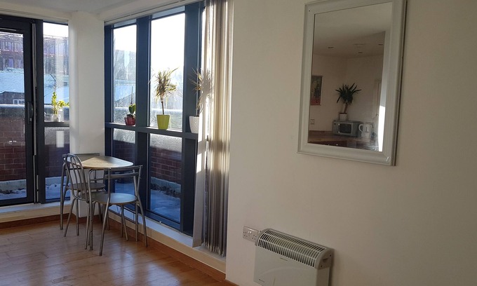 Liverpool City Centre Apartment | Liverpool City Centre , Flexible Self Check-In, Balcony Views, Netflix/TV/WiFi