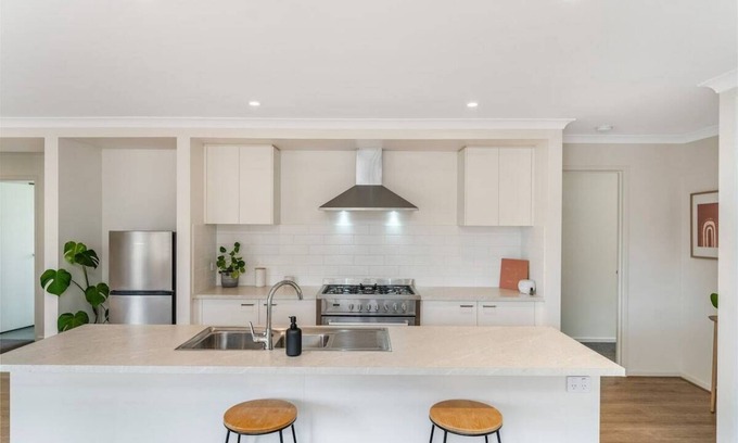 Canadian House | Living The Dream At Lyric Crt