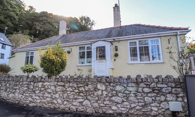 Dyserth House | LLIDIART CERRIG, pet friendly, country holiday cottage in Dyserth