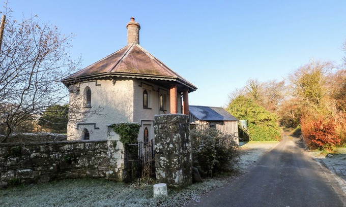 Newport Cottage | LLWYNGWAIR LODGE, pet friendly in Newport, Pembrokeshire