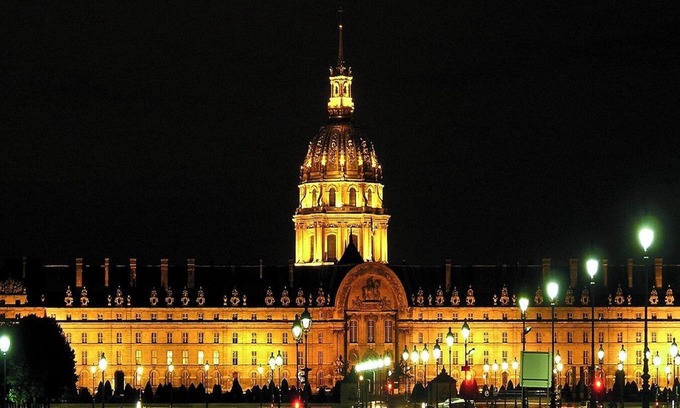 Quartier de l'Ecole-Militaire Apartment | LOCATED BETWEEN INVALIDES AND SAINT-GERMAIN-DES-PRÉS - RUE DE SÈVRES – 2 BEDROOM