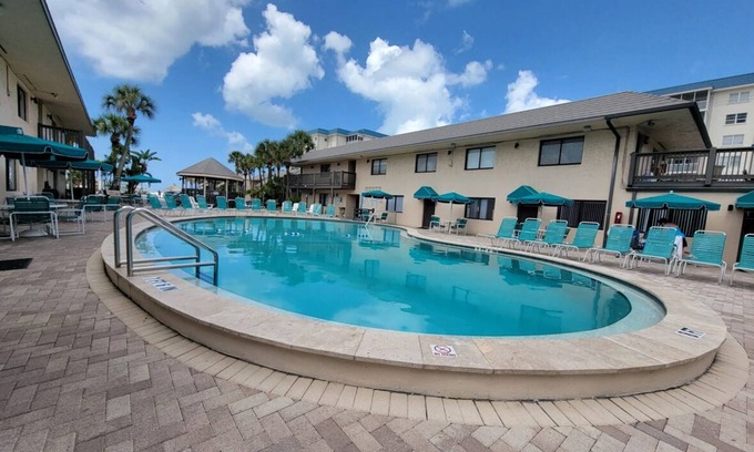 Sarasota Resort | Located directly on the beautiful Gulf of Mexico at Lido Beach