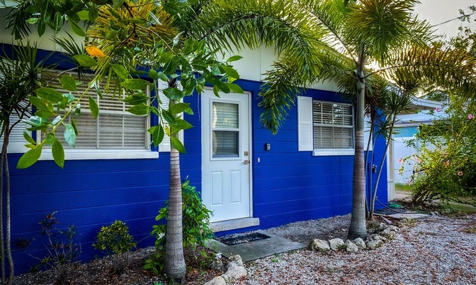 Anna Maria House | LOCATION, COMPLETE REHAB 1/1. Great pool, close to beaches, twin family rooms!