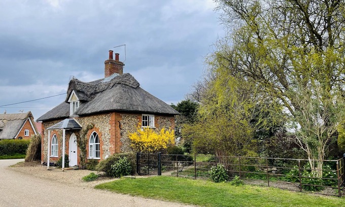 Sutton Cottage | Location Location! Beautiful country estate cottage, great walking, pet friendly