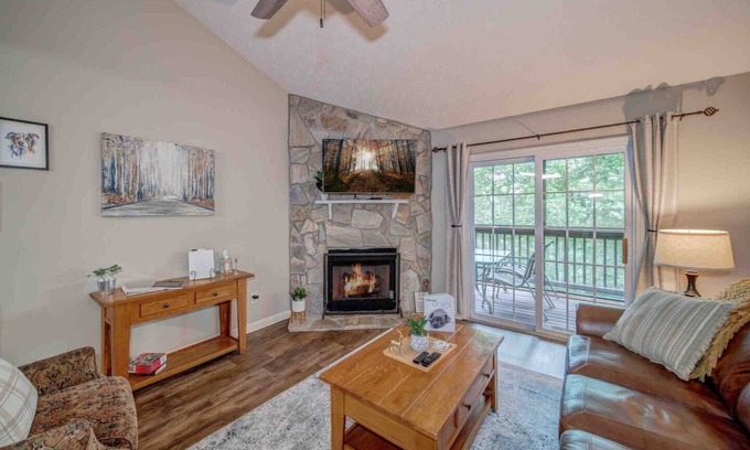Helen Cottage | đșLOCATION! Only 1 mile to downtown Helen. 2 Bedroom, 2 Bath. Gated Community.