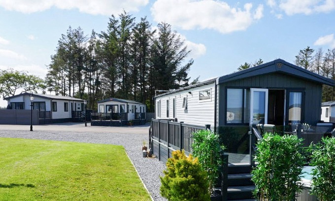 St. Andrews Ski Chalet | Lodge No 83 | Hot Tub | Stewart's Resort Cameron