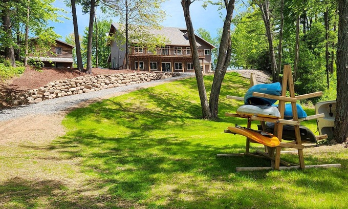 Tomahawk House | Lodge on Road Lake