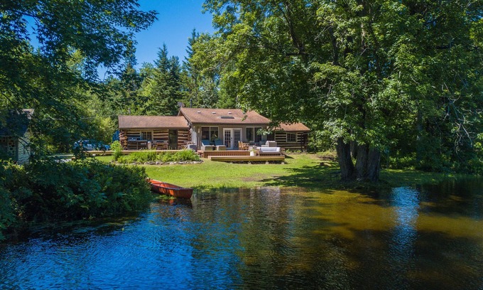 Bracebridge Cabin | Lodge on the Muskoka|Authentic Log Cabin Escape in the Heart of Cottage Country