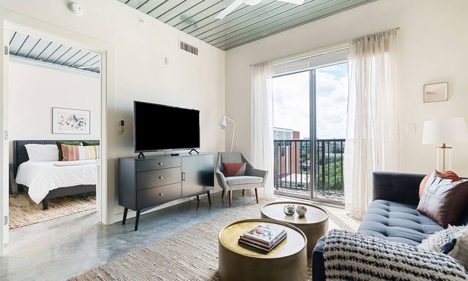 Midtown Apartment | Lodgeur | Bright & stylish 1BR loft | Midtown