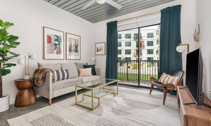Midtown Apartment | Lodgeur | Midcentury design chic 1BR | Midtown