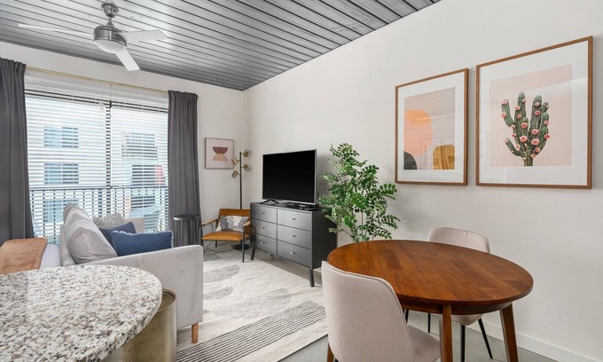 Midtown Apartment | Lodgeur | Relaxing & modern studio loft | Midtown