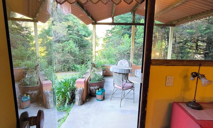 Vargem Grande House | Loft na Floresta com Trilhas e Lago. Jardim Exuberante, Pássaros céu Espetacular