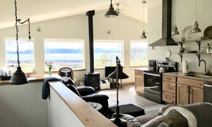 Homer Apartment | Loft on the Hill - In-town, Luxury, BIG VIEW!