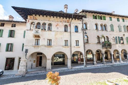 Feltre Apartment | Loft overlooking the old town .