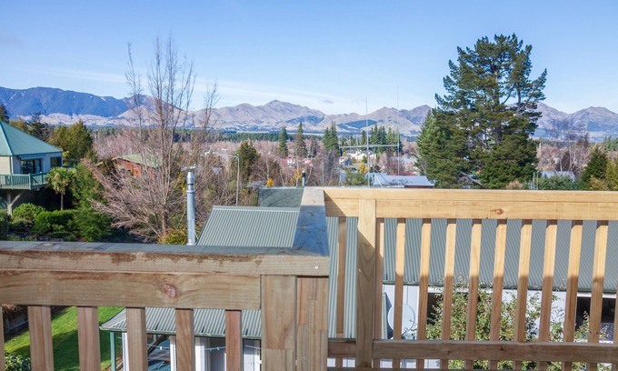 Hanmer Springs Cottage | Lofty Quarters - Hamner Springs Holiday Home