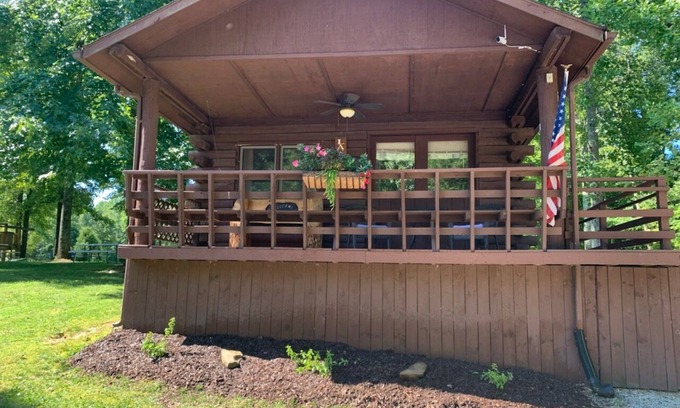 Schnellville House | Log Cabin 4 at Osborn Boat Ramp on Patoka Lake