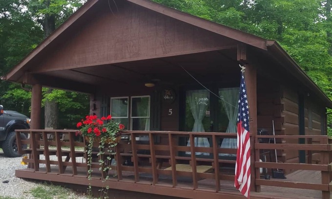 Schnellville House | Log Cabin 5 at Osborn Boat Ramp on Patoka Lake
